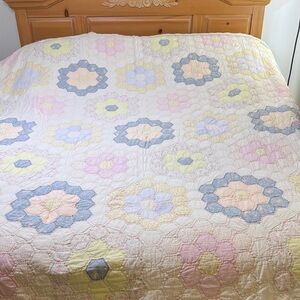 ⭐️Vintage Hand sewn Grandmother's Flower Garden patchwork quilt 1930's queen